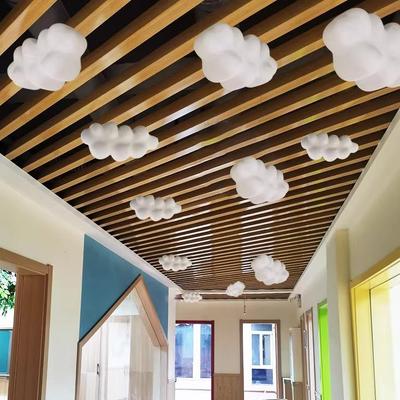 Ornements suspendus en forme de nuage en mousse pour le merchandising visuel et l'agencement de magasin