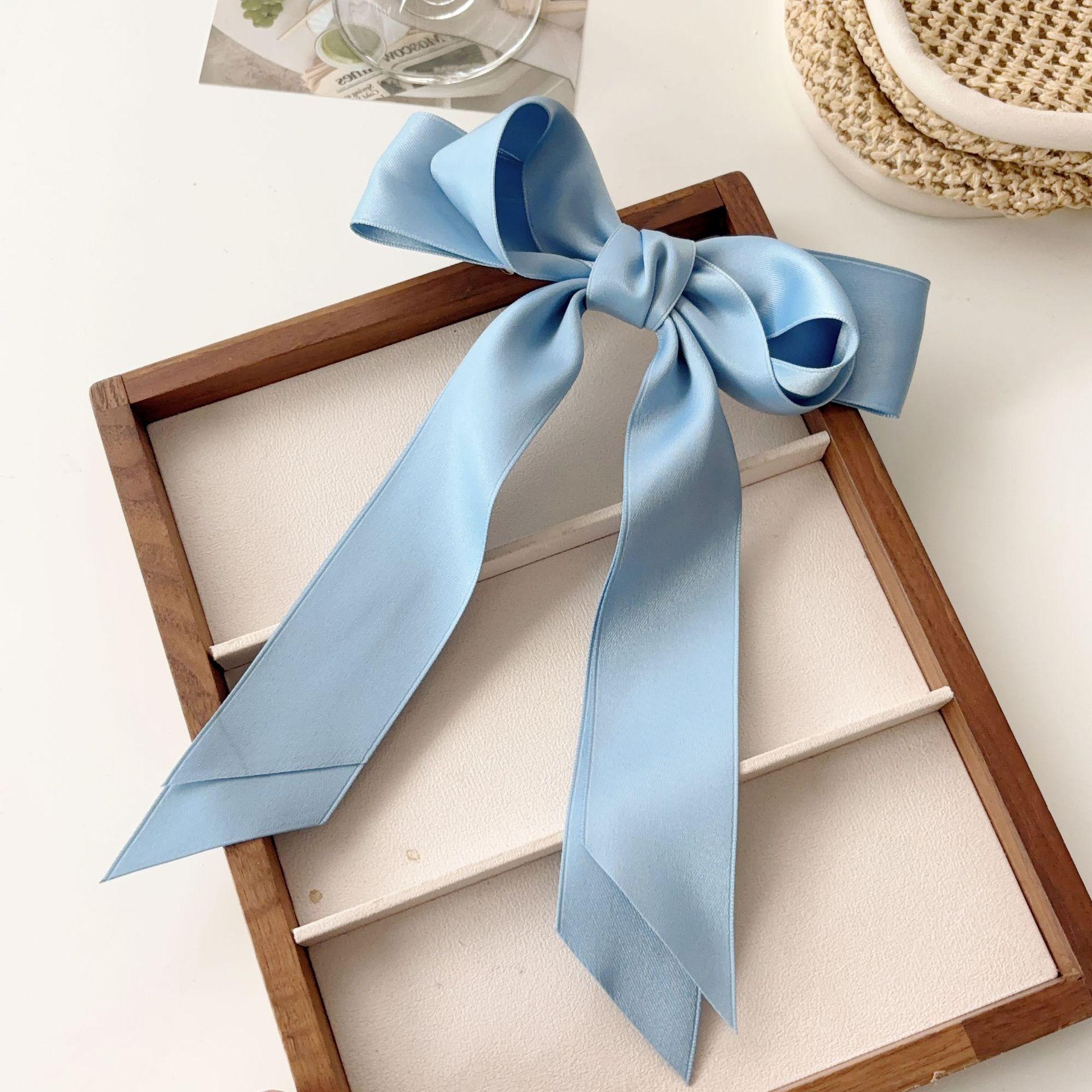 

«Весна-лето 2024 г. Кремово-бело-розовая заколка-бантик — универсальный аксессуар для девочек»