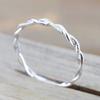 18k Goudkleurig Gedraaide Ring met Micro Pave Zirkonia Steentjes Elegante Sieraden voor Vrouwen