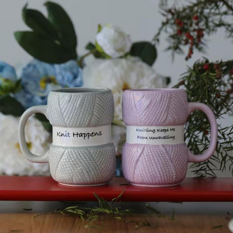 Taza de cerámica con diseño de ovillo de lana tejido con eslogan divertido.