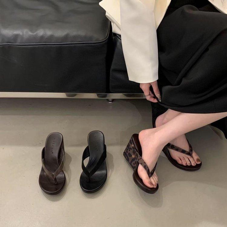 Mode Sommer Leopardenmuster Zehensteg Plateau Wedges Damen Hausschuhe Mode Dicke Sohle Hohe Absätze Flip Flops Schuhe