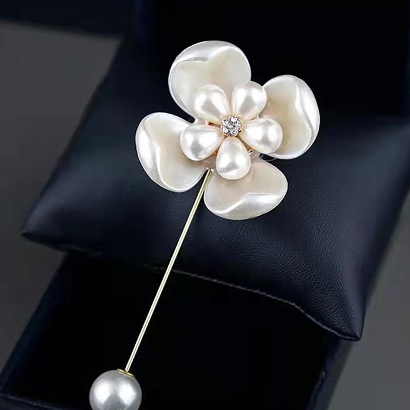 Imitace perly, brož Kamélie květina pro ženy Bílá květina Kytice z okvětních lístků Dlouhá jehla Košilový límec Lapel Pin Dárek