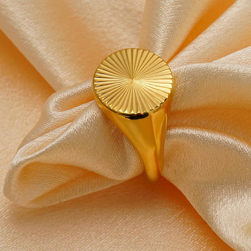 18K Gold-Plated Stainless Steel Engraved Ring - Versatile Light Luxury Jewelry for Women