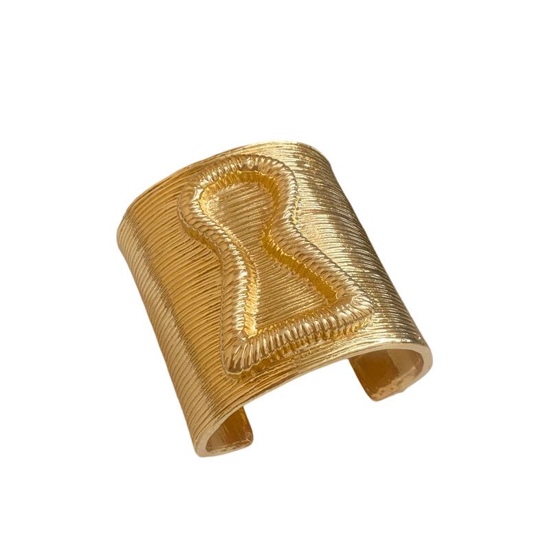 High-End Retro Hourglass Bangle: Luxury Texture Women's Statement Jewelry