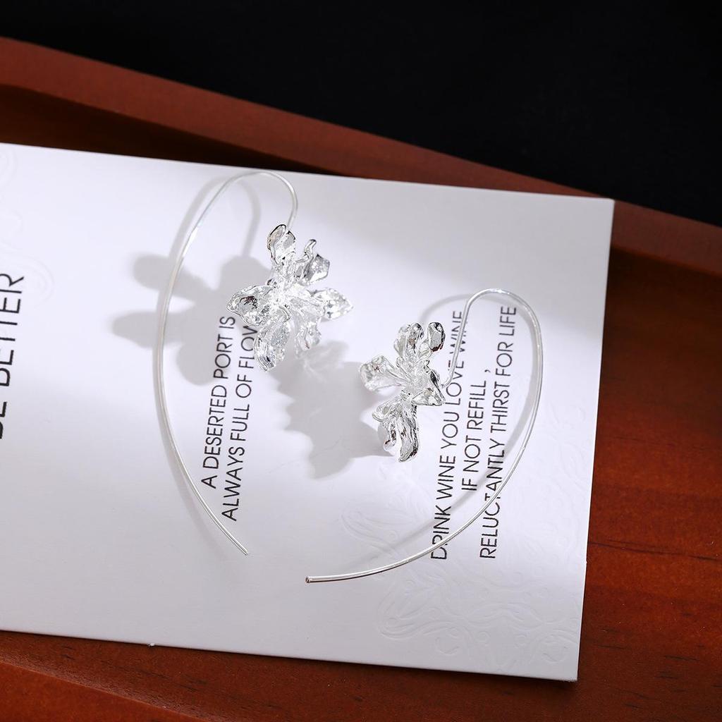 Exaggerated 3D Flower Pearl Earrings: Light Luxury, High-End Metal Style Studs