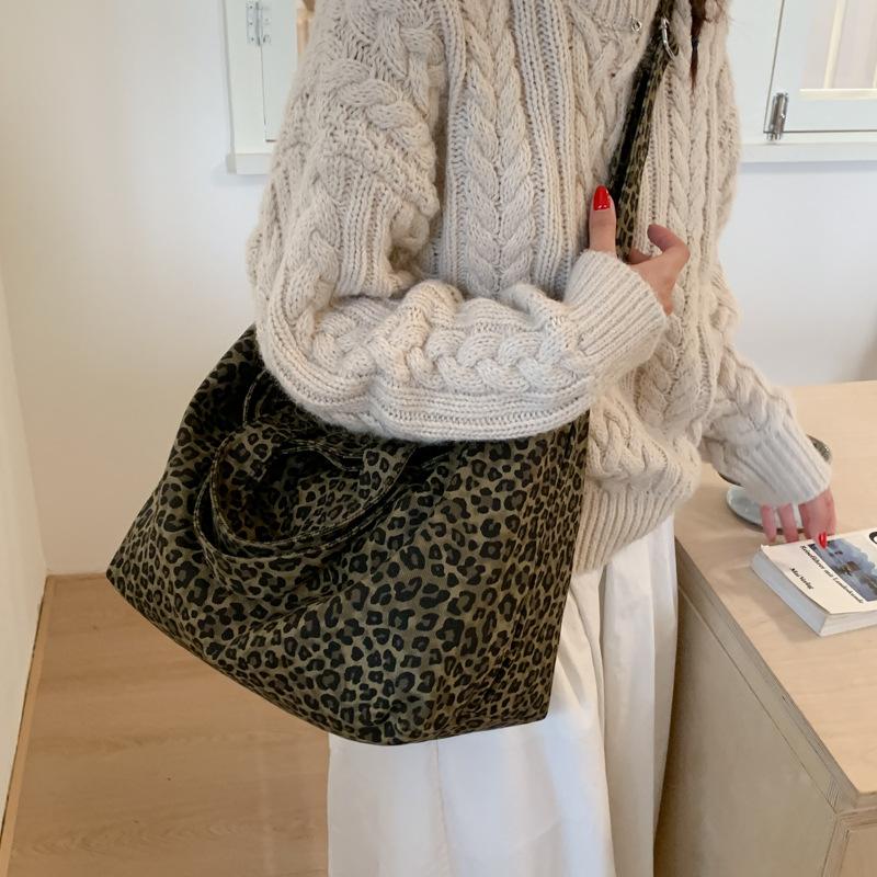 2025 fashionable retro simple large-capacity bag women's autumn new tote bag casual texture shoulder messenger bag