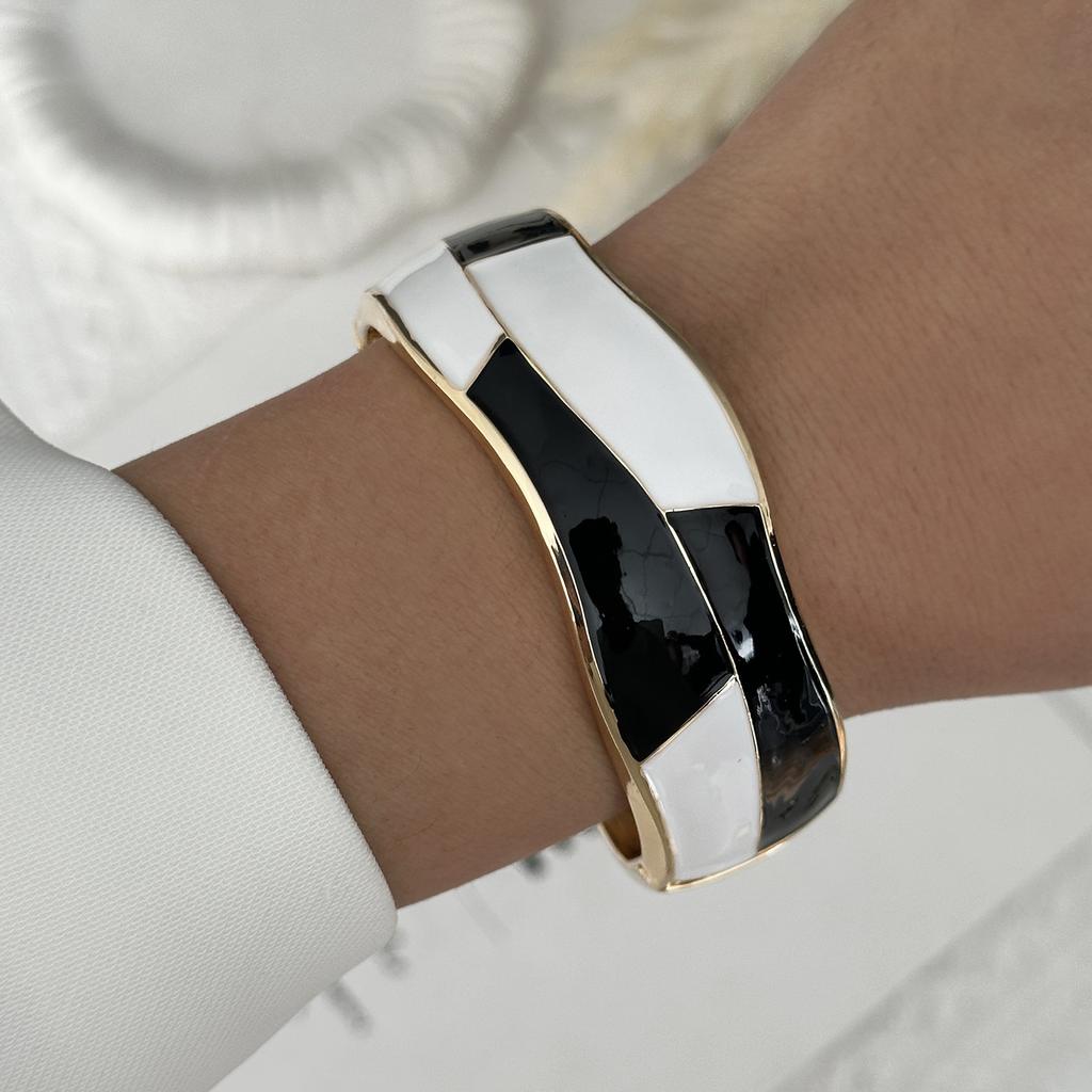 Vintage Punk Black White Enamel Bracelet for Women Gold Color Geometric Wide Chunky Wristband Bangle Party Aesthetic Jewelry