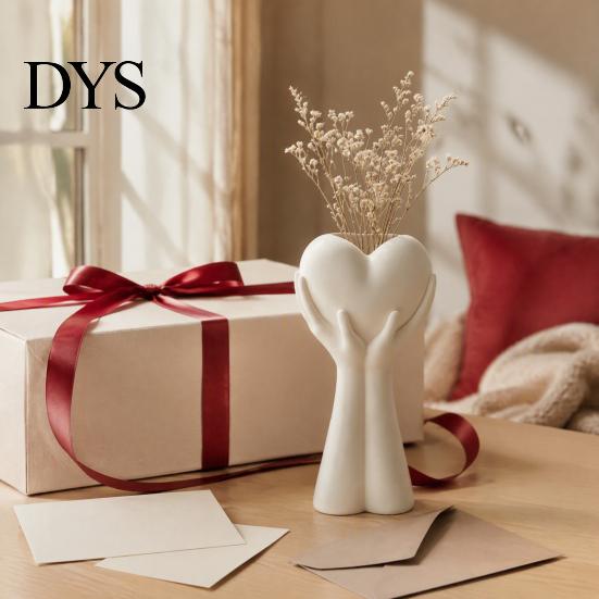 Matte PLA Floral Holder Hands Holding Heart Vase, 3D Printed Modern Flower Table Centerpiece Creative Vessel Artistic Vase for Dried And Artificial