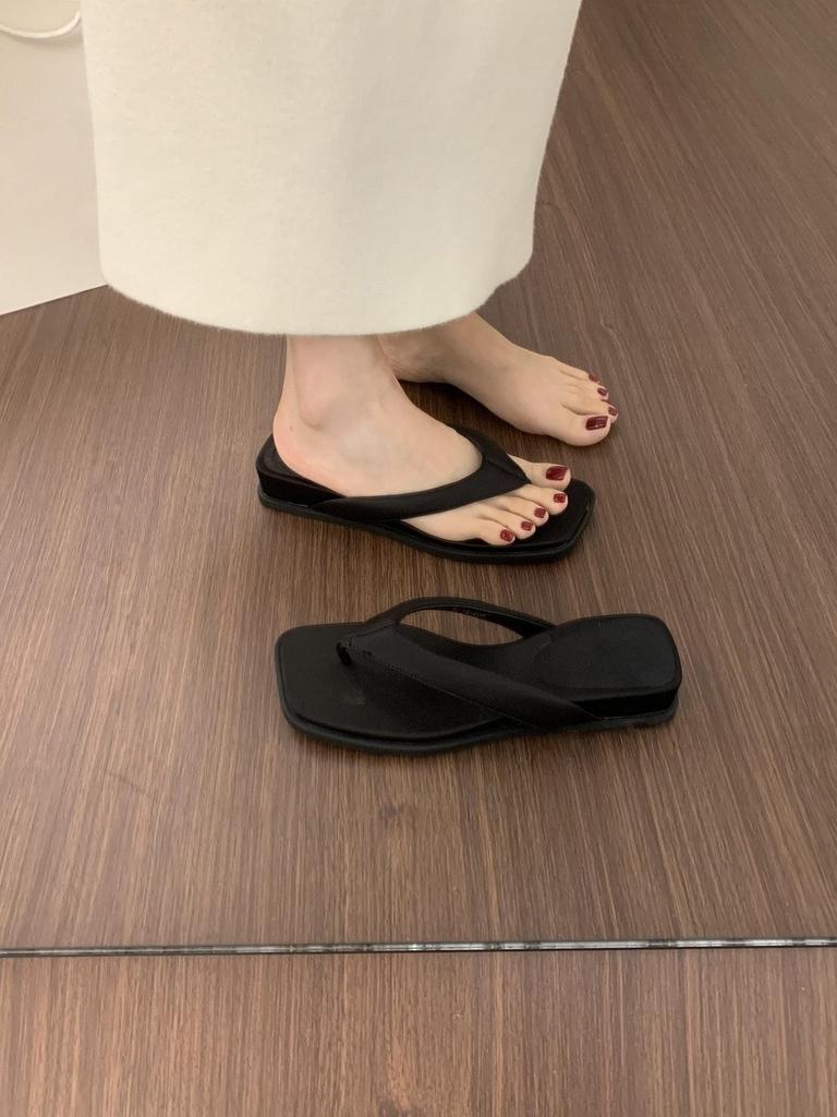Internet celebrity fairy style thick bottom pinch foot flip-flops versatile not tired foot small slope heel French beautiful slippers female summe