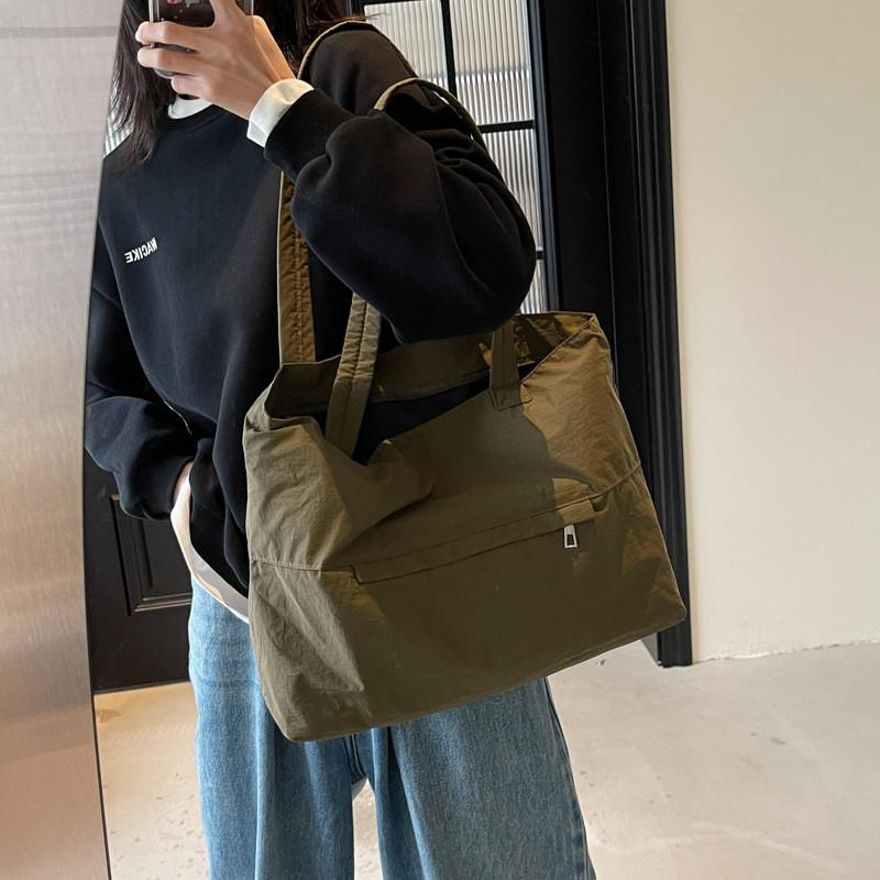 Chic Lightweight Tote Bag With Water-resistant Fabric Ideal For Autumn And Winter