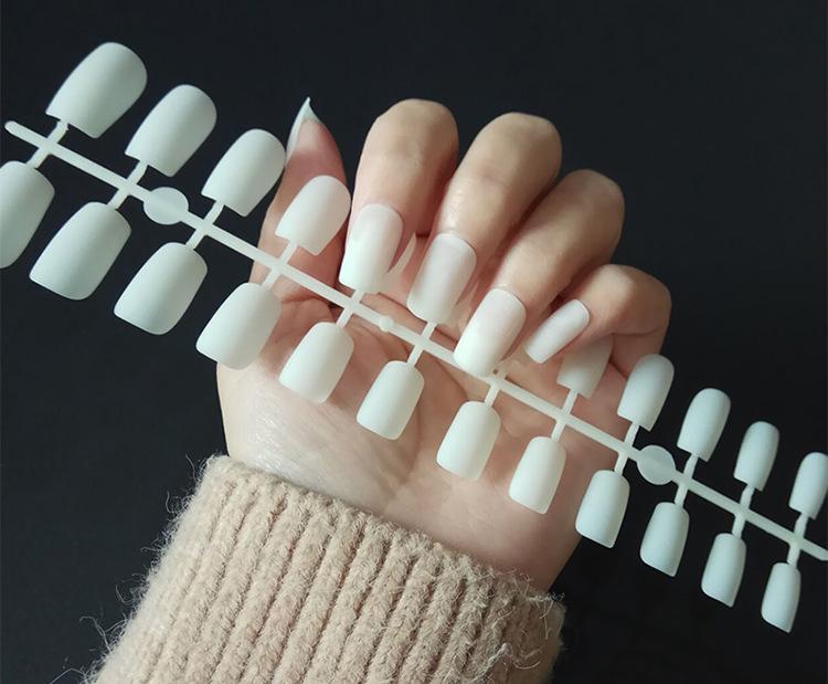24 pezzi / set fai da te unghie rapide testa piatta lunga satinata opaca unghie finte strisce multicolori manicure con usura finita