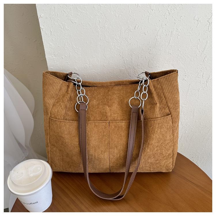 

This year s popular versatile velvet tote bag large-capacity women s bag 2024 winter new Internet celebrity armpit bag shoulder bag темно-коричневого кольору