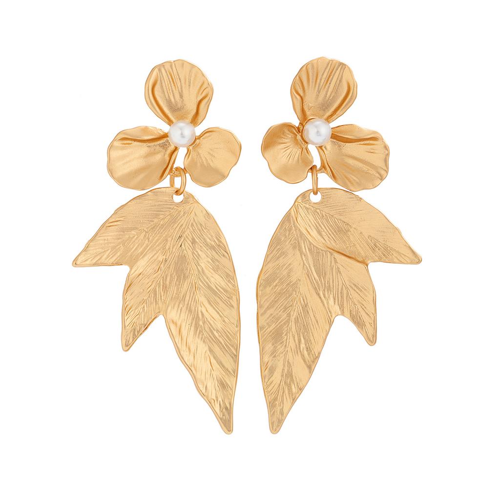 Cross-border metal texture three-dimensional ginkgo leaf flower stud earrings, sweet and versatile imitation pearl fringed earrings