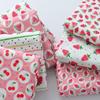 Tela de Algodón Puro Estampado de Fresas Rosa Cereza para Ropa de Mascotas, Vestidos, Manteles y Ropa de Bebé