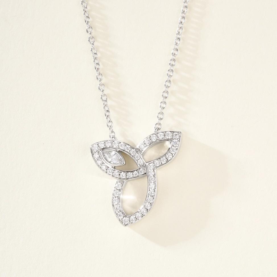 V Gold-Plated Clover Pendant Necklace with Diamonds - Elegant and Versatile Clavicle Chain