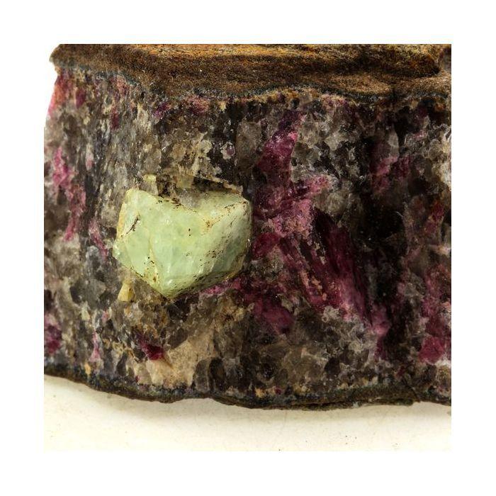 Pierres et Minéraux. Londonite, Rhodizite. 532.5 ct. Antsongombato, Betafo, Madagascar.