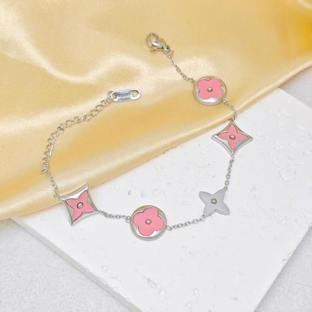 Raffinato Bracciale Quadrifoglio Guscio Bianco Acciaio di Titanio - Gioiello Elegante e Lussuoso da Donna