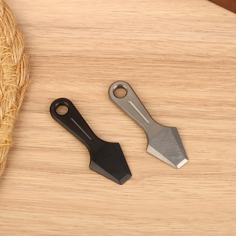 Modischer Multifunktionaler Schlüsselanhänger Anhänger Taschenwerkzeug Mini Titanlegierung Brecheisen EDC Outdoor Flaschenöffner Exquisites Geschenk