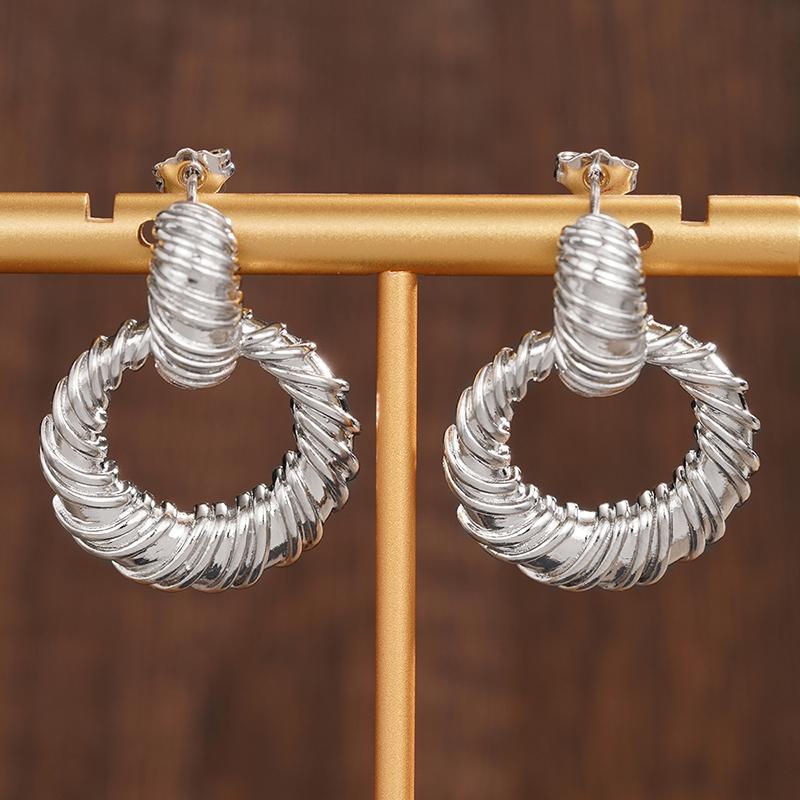 

Huitan Gorgeous Women Hoop Earrings Circle Linked Twist Design Luxury Party Lady Trendy Accessories Gentle Metal Wedding Zircon