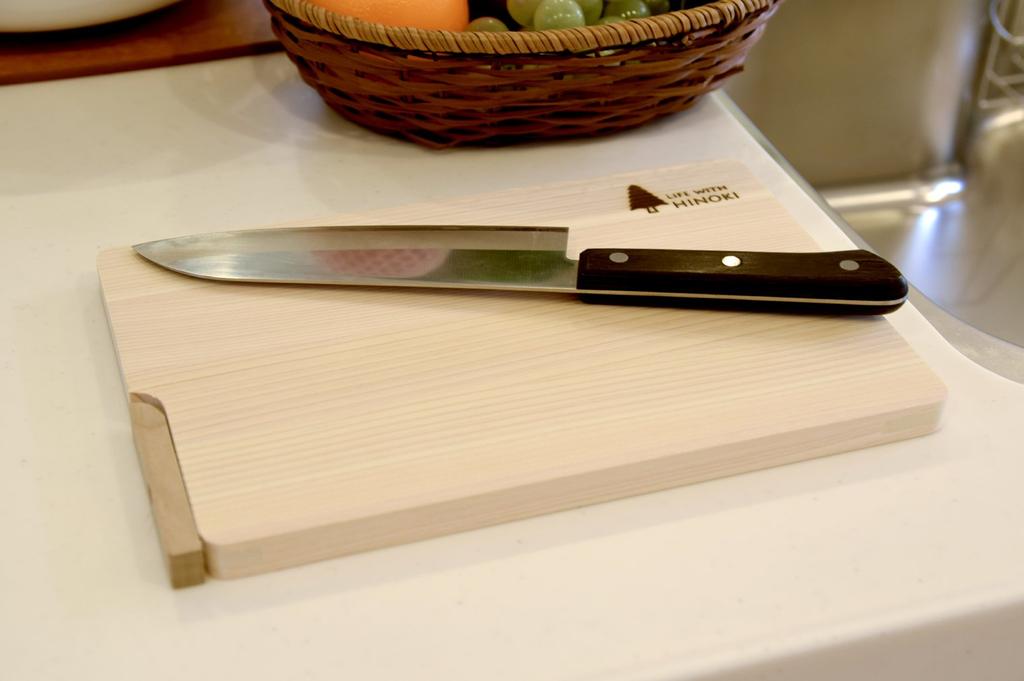Umezawa Wooden Cutting Board Tono Hinoki Freestanding Stand Type 27 x 18 x Thickness Made in Japan 444301 1.5cm