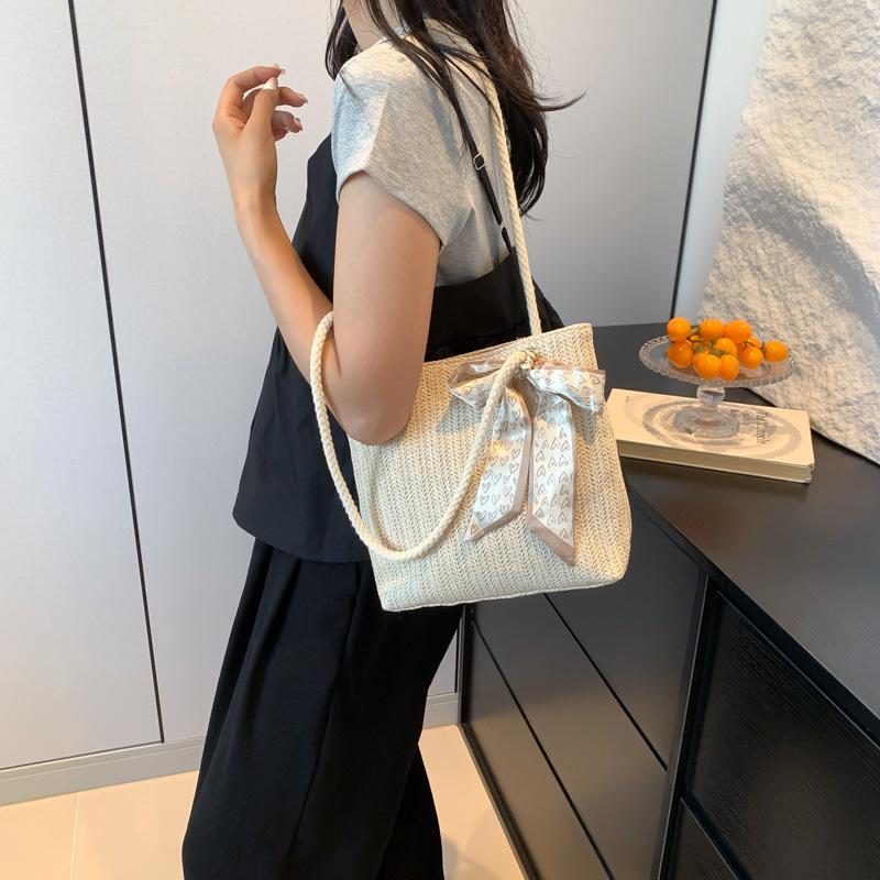Woven small bag 2025 new trendy straw women's bag shoulder bag large capacity commuting versatile underarm tote bag