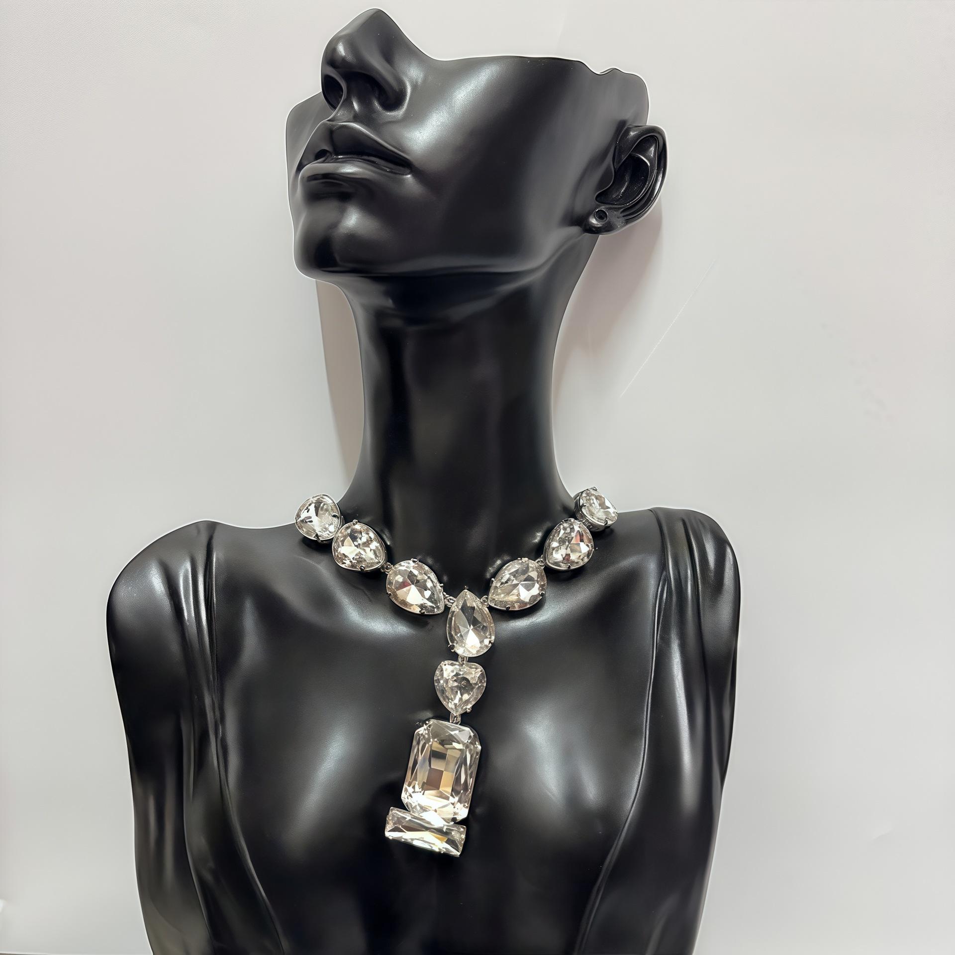 Crystal Rhinestone Choker: European American Oval Water Drop Exaggerated Necklace with a Grand Fashion Statement. белый