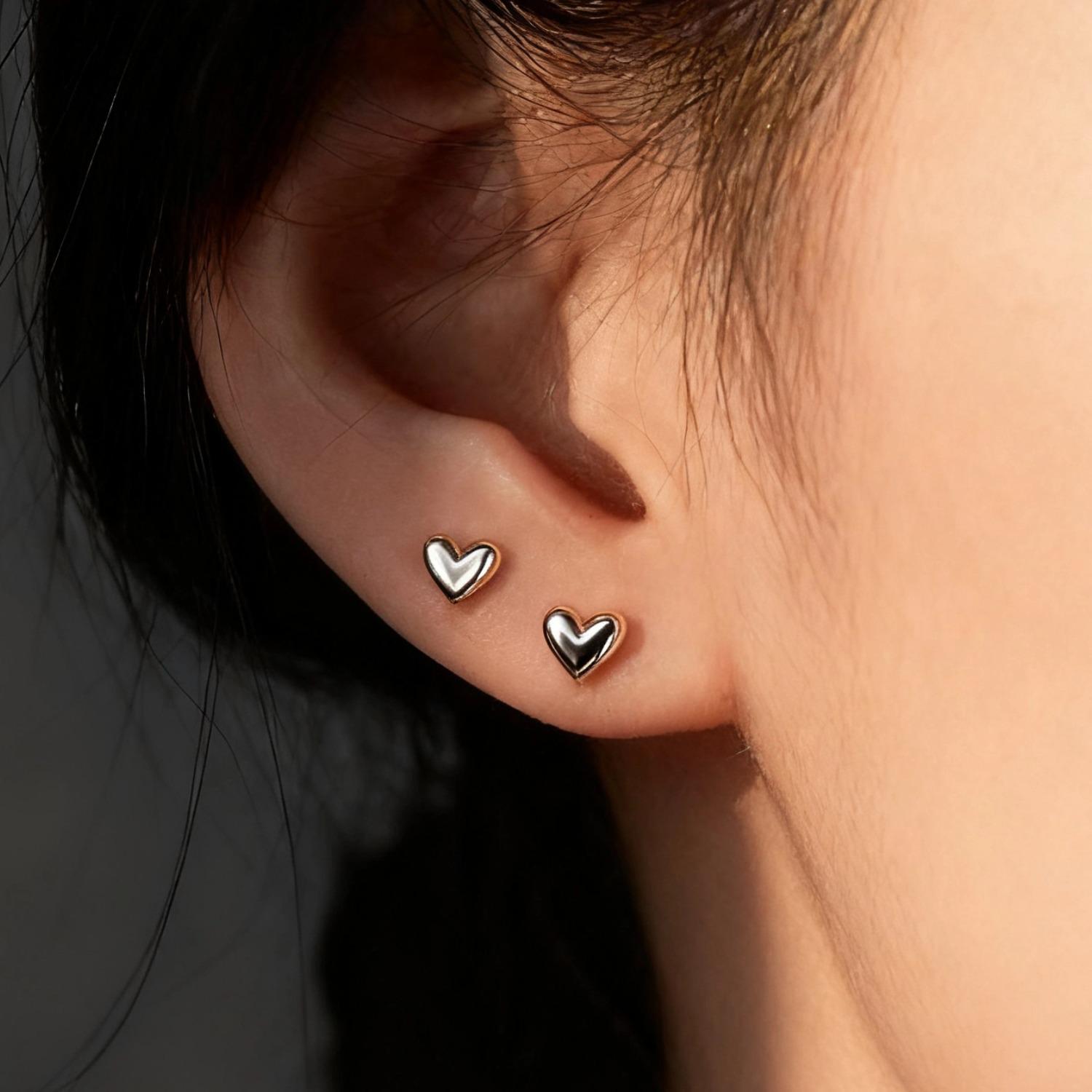 

Exquisite Blue Camellia Stud Earrings: High-End Sweet & Versatile Design
