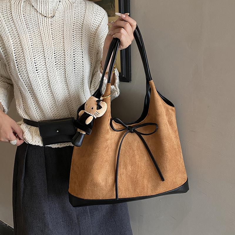 Autumn and Winter New Commuting Large-capacity Tote Bag 2025 Women's Casual Simple and Versatile Ins Shoulder Bag