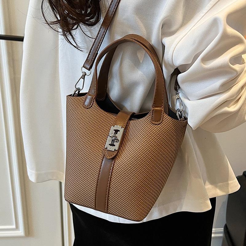 Korean version of casual high-quality temperament simple portable bucket bag women's versatile commuter messenger bag bag