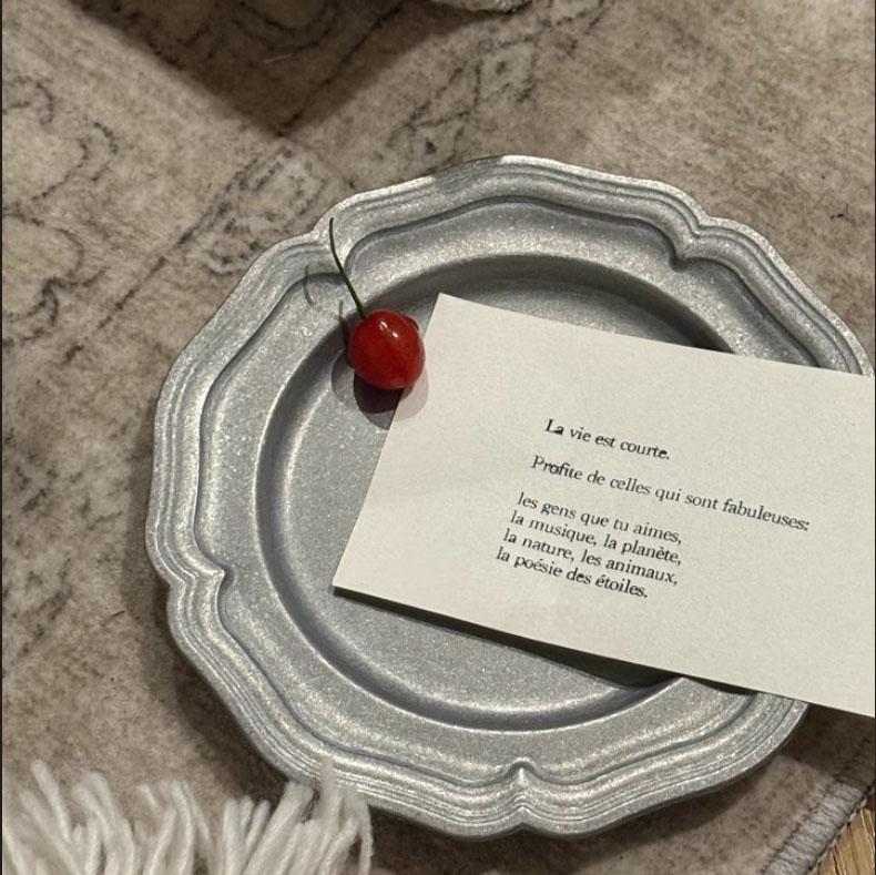 Creative French retro metal plate with high-end floral patterns, Western dessert plate gift