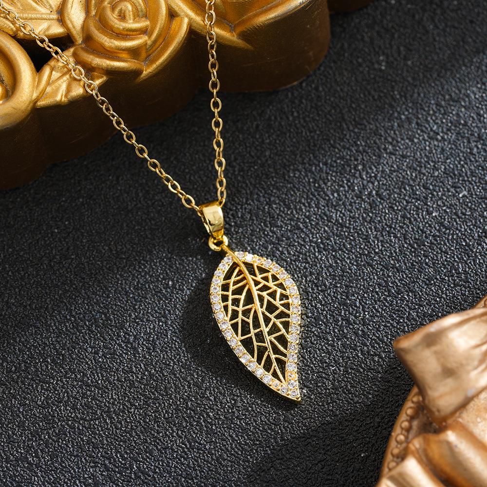 

Euro-Korean Light Luxury Titanium Steel Leaf Pendant Necklace - Non-fading, Versatile Women s Clavicle Chain Jewelry