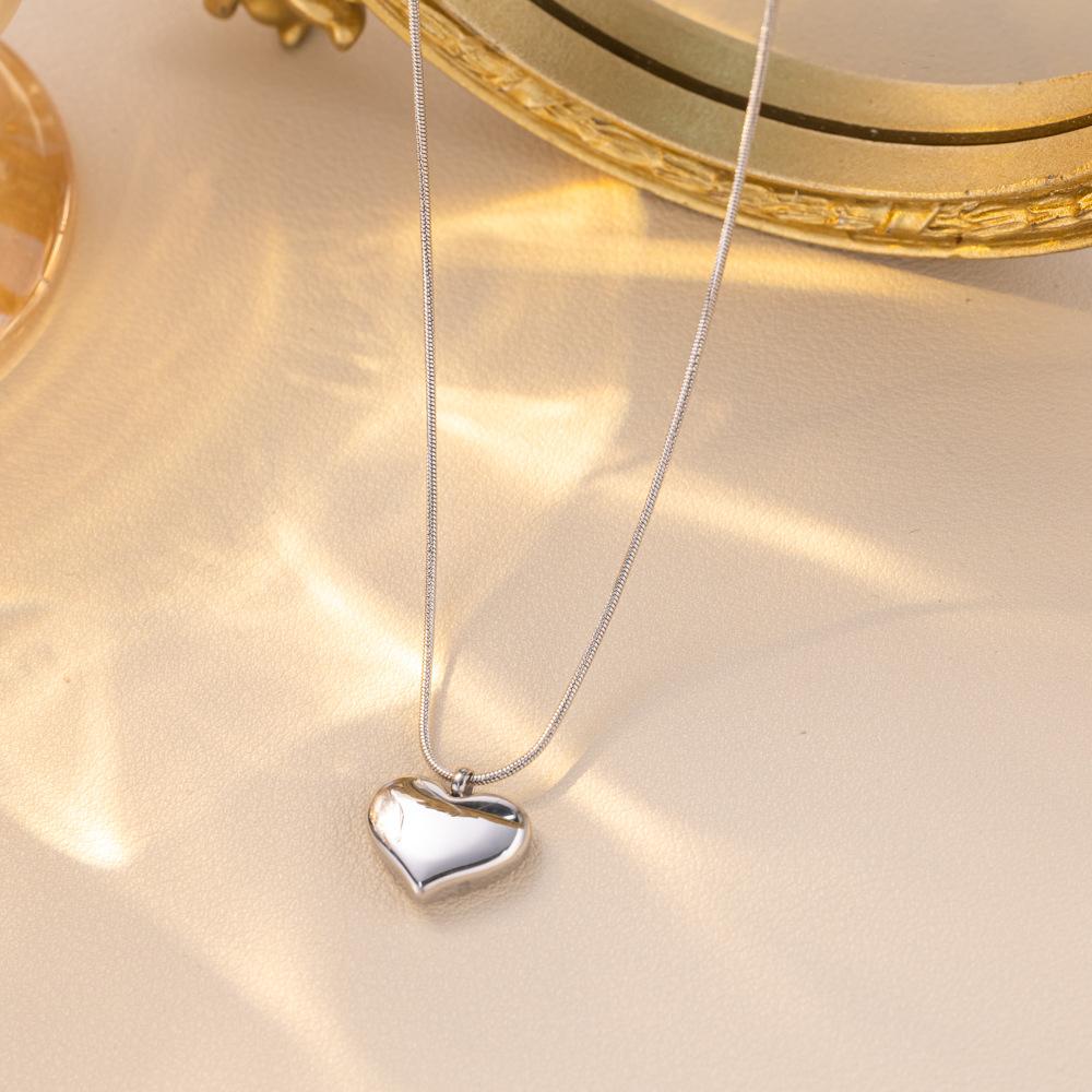 Smooth Love‑Pendant Titanium‑Steel Collarbone Chain, Simple Light‑Luxury Niche Versatile Heart‑Shaped Women Necklace