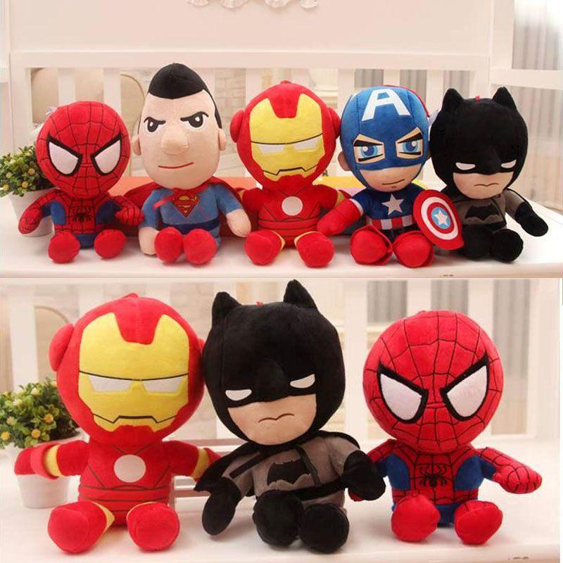 Rozkošná plyšová panenka superhrdinů z Avengers s motivem Spidermana, Kapitána Ameriky a Ironmana