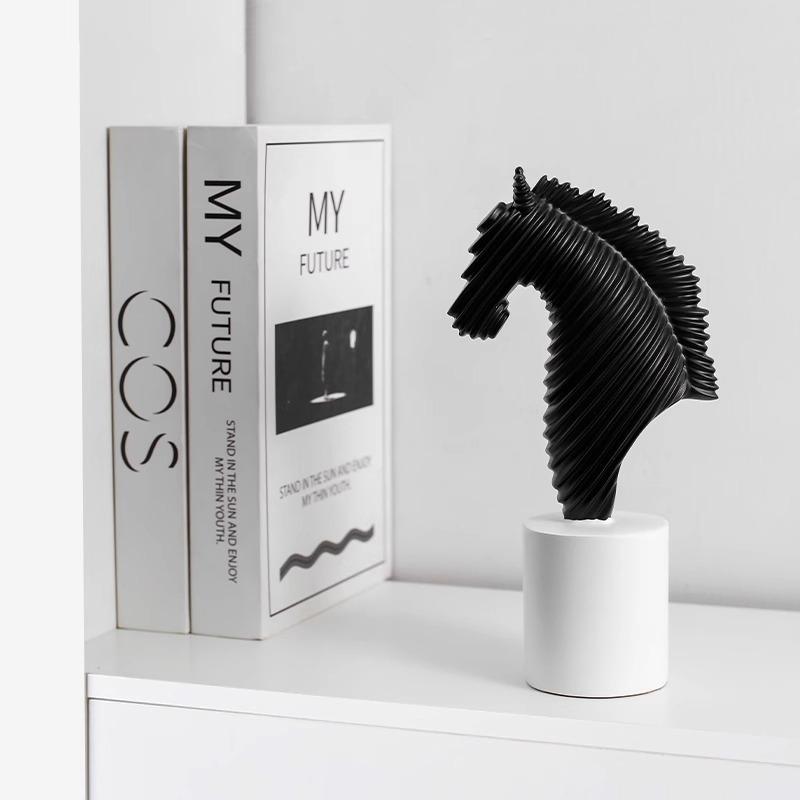 Resin Crafts Steed Statue Room Aesthetic Decor Abstract Striped Horse Head Mascot Animal Sculpture Desk Decoration Ornaments