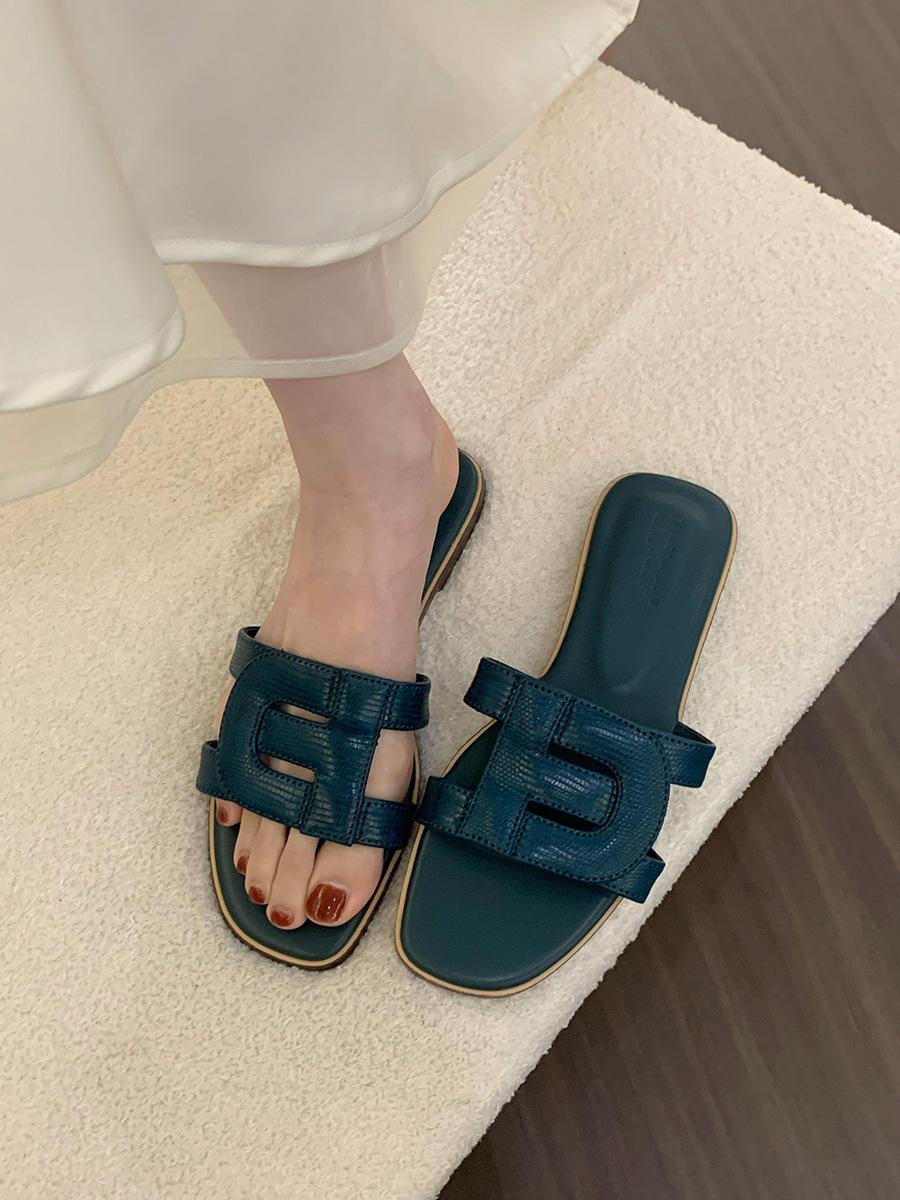 

Flat-bottomed open-toed hollowed-out casual versatile one-word slippers 2025 new square-headed flat-bottomed beach embossed cool slippers women 36 армія зелений колір