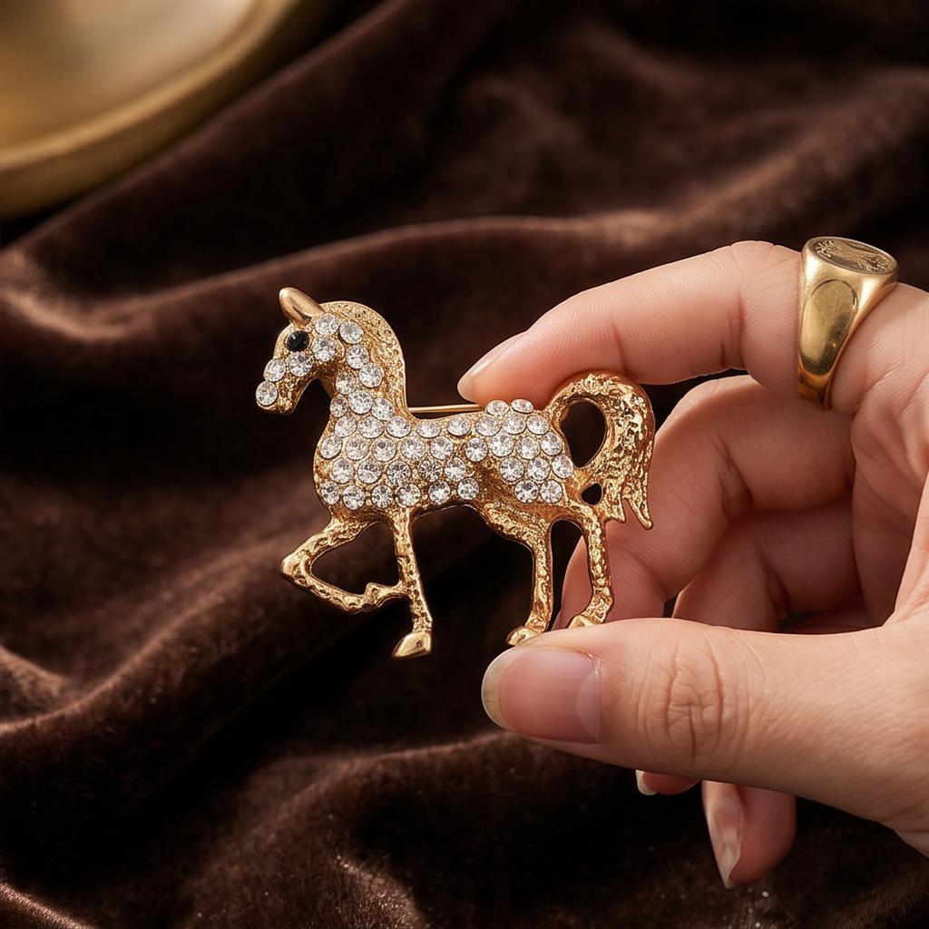 Elegant Rhinestone Horse Zodiac Brooch for Women - Stylish Alloy Animal Pin, High-End Fashion Accessory.