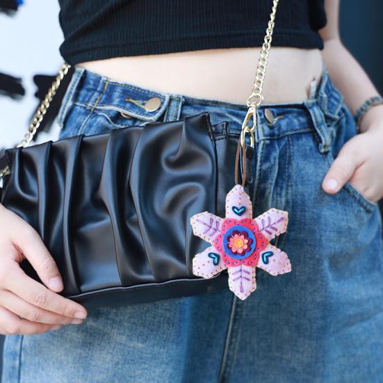 Vyšívané plstěné ozdoby sněhové vločky Ručně vyráběné závěsné dekorace na vánoční stromek Barevné slavnostní doplňky pro sváteční domácí výzdobu