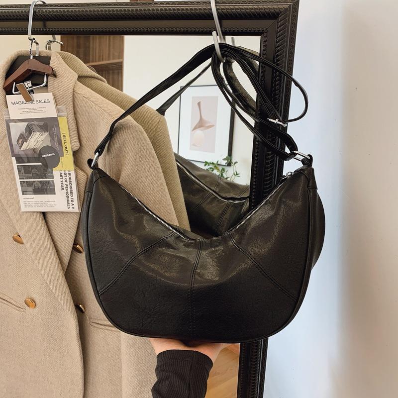 Large capacity bag women's winter new fashion simple shoulder messenger bag commuter casual dumpling bag