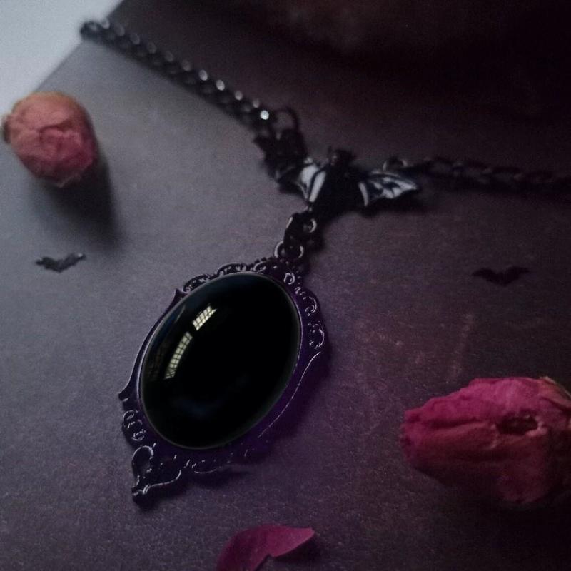 Gotycki krwistoczerwony kwarcowy naszyjnik Charm owalny naszyjnik dla kobiet Halloween wampir tłoczony biżuteria czarownicy Vintage Chokers