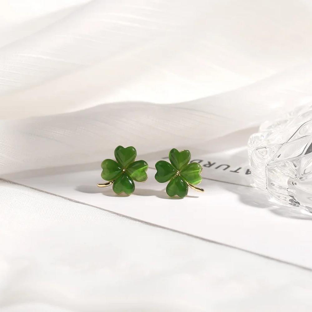 The New Fashion Four-leaf Clover Cat's Eye Stone Earrings Small Exquisite Earrings Temperament