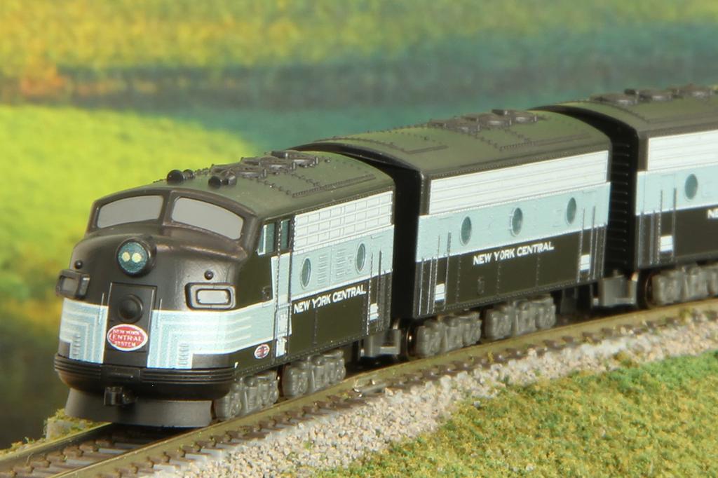 Rokuhan Z Gauge Z Shorty EMD F7 NEW YORK CENTRAL Model Railway Diesel Locomotive ST012-2