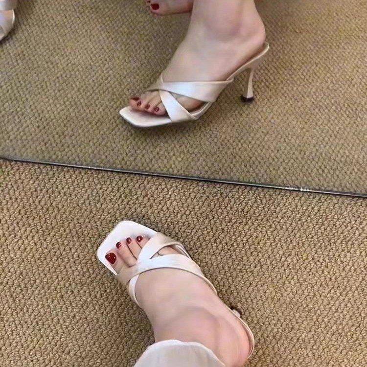 2025 Sommer neue kleine Mann schlichte Feenstil High Heels Damen Kopf dünner Absatz Kreuz High Heel Wort Sandalen