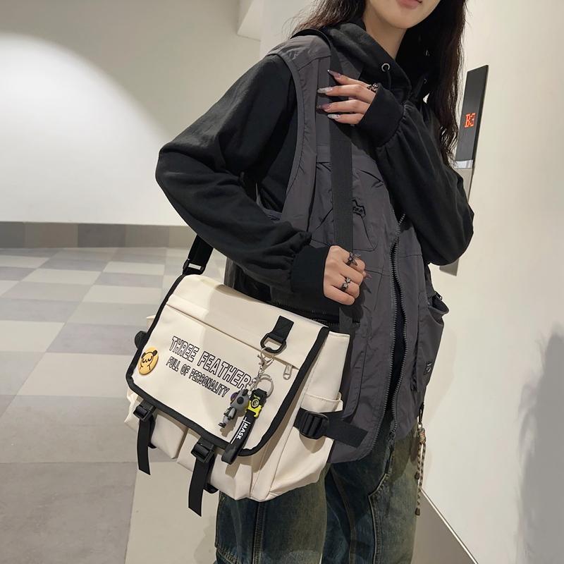 Мужская и женская сумка через плечо — фото 5