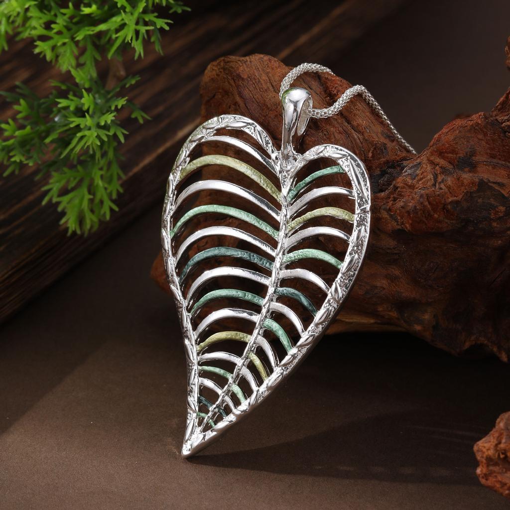 Neuer Emaille-Farbe hohler geometrischer Blatt langer Anhänger Frauen übertriebene unregelmäßige Blatt lange Halskette