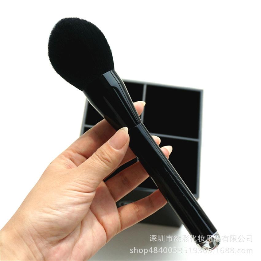 Single makeup brush, large loose powder brush, honey brush, blush brush, highlight brush, extra paint large soft bristle.