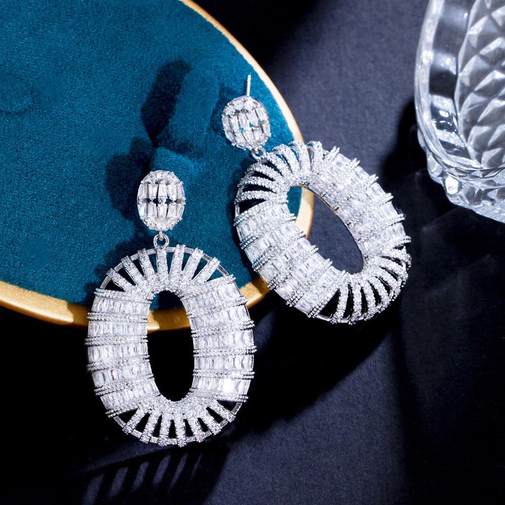 Französische Schwerindustrie Hohl Oval Geometrische Zirkon Ohrringe Atmosphärische Lange Bankett Ohrringe Kleiderzubehör