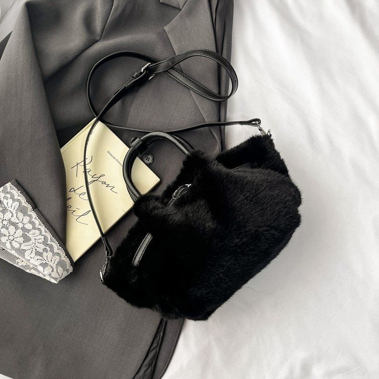 Winter Plush Bag Women's New Fashion Versatile Crossbody Bag Exquisite Handbag