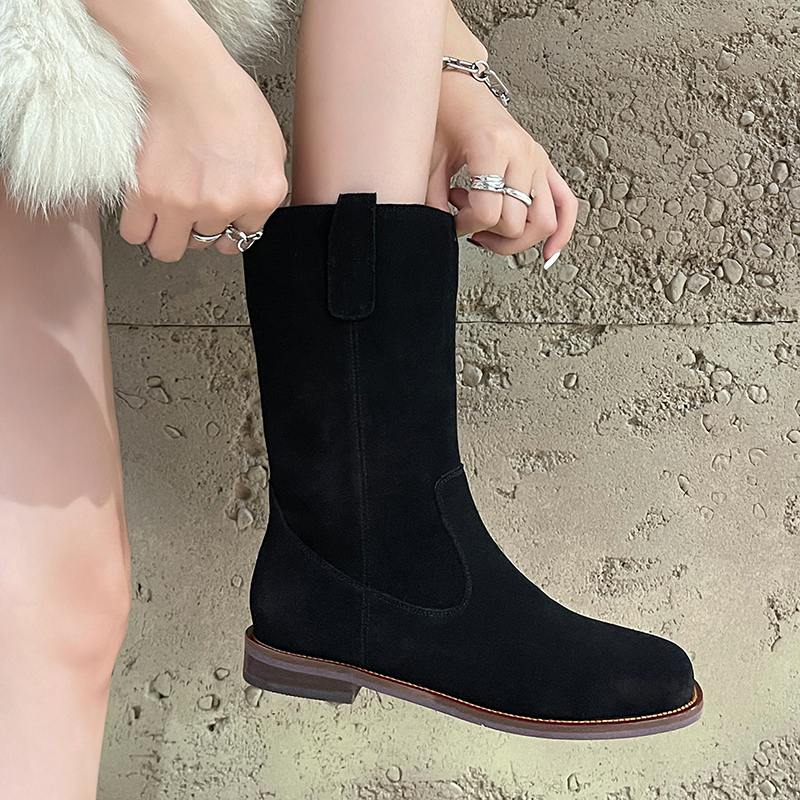 Krazing Pot Chaussures en daim de vache pour femme, bottes mi-mollet à bout rond et talons bas épais, collection automne-hiver