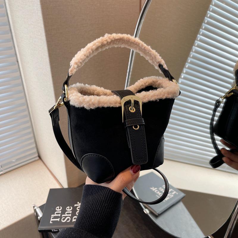 

Плюшева сумка-відро кросбоді в стилі ретро Y2K: Жіноча міні-сумочка з необробленим краєм, універсальна для осені та зими 13x11x12 cm чорний