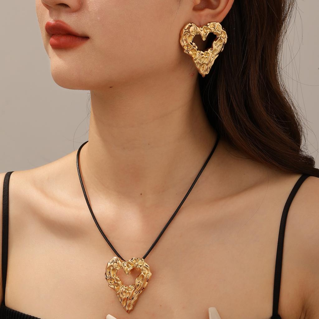 European and American jewelry, curled five-leaf stamen leather chain set, necklace, small fresh earrings chain, lava collarbone chain.